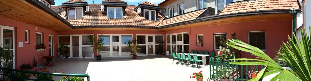 Terasa Hostel Novi Sad Luaran gambar